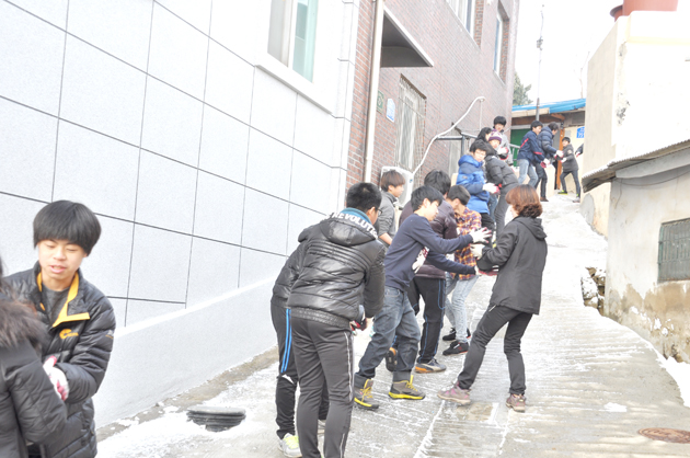 광천중학교 학부모회(회장 정태실)는 지난 14일 학생과 학부모를 비롯한 교직원들이 함께 참여해 광천지역의 독거노인 10가구에 연탄 300장과 쌀 10㎏을 각각 전달했다.