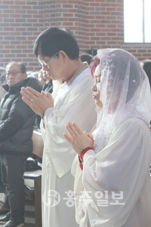 성탄절인 25일 오전 10시경 홍성지역 성당과 교회 등에서는 예수의 탄생을 축하하는 성탄 미사가 열렸다. 사진은 홍성성당에서 열린 성탄미사에 참석한 신도들이 기도를 하고 있는 모습.	서용덕 기자