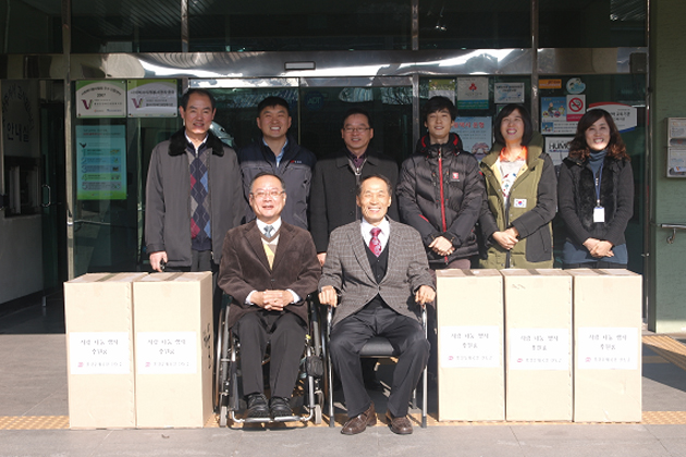 홍성우체국(국장 신동주)은 지난달 27일 우리사회 나눔문화 확산에 기여하고자 사회복지시설인 홍성군장애인종합복지관을 방문해 50만원 상당의 위문품을 전달했다.
