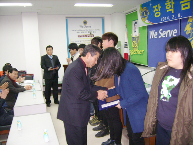 홍주라이온스클럽(회장 박권배)은 지난 8일 클럽 사무실에서 군내 학생 7명을 선발, 40만원씩 280만원의 장학금을 전달했다.