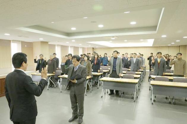 충남교육연구정보원(원장 김도석)은 지난 10일 전 직원이 참석한 가운데 청렴 실천 및 소통과 협력의 행복한 청렴문화를 조성하기 위한 청렴실천다짐 대회를 개최했다. 사진=충남도교육청 제공