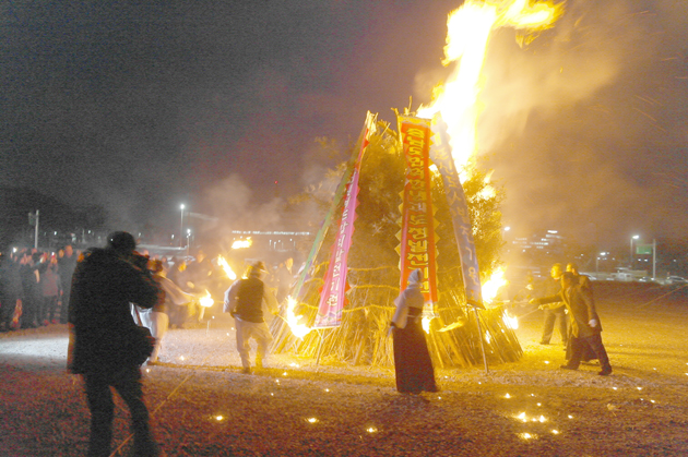 내포원주민생계조합은 지난 12일 내포신도시 KBS부지에서 ‘내포신도시 발전기원 정월대보름 맞이 행사’를 갖고 내포지역 원주민과 이주민간 우호를 다지고 신도시의 무사안녕을 기원했다. 사진=충남도 제공