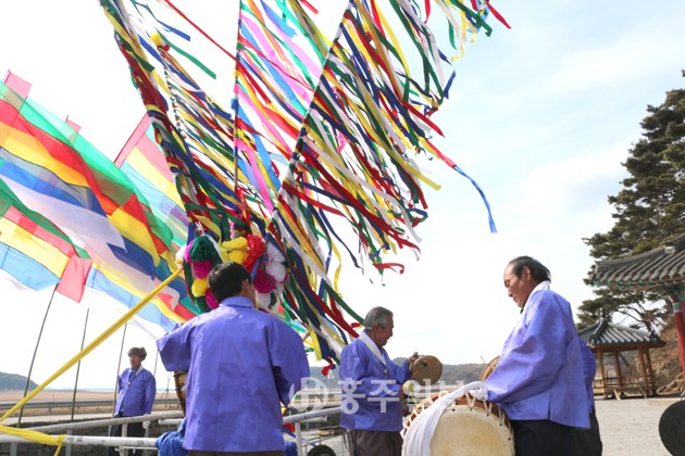 풍성한 정월대보름을 맞아 지난 14일 서부면에서는 수룡동풍어제가 열려 한 해 동안의 안녕과 만선을 빌었다. 수룡동 풍어제에서는 마을의 안녕과 축원을 비는 용왕제를 올린 뒤 길놀이, 산신제, 부정풀이, 뱃고사 등 어부들의 무사 귀환과 풍어를 기원하던 옛 모습을 재현했다. 서용덕 기자