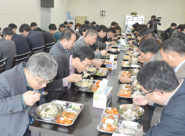 충남도교육청은 지난 18일 고병원성 조류인플루엔자(AI)로 인해 어려움을 겪고 있는 가금류 축산농가를 돕기 위해 구내식당 점심메뉴로 삼계탕을 준비해 함께하는 등 닭과 오리고기 소비 촉진 운동을 전개했다. 사진=충남도교육청 제공
