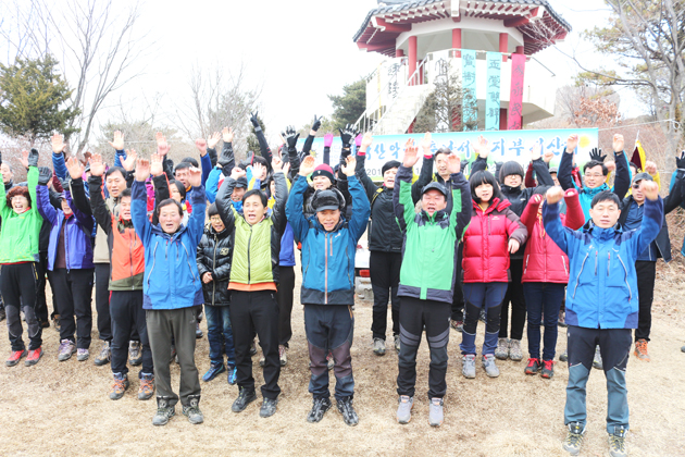 (사)한국산악회 충남서부지부(지회장 이포영)는 지난 16일 백월산에서 시산제를 지냈다.한국산악회 충남서부지부 회원 및 가족 등 60여명이 참석한 가운데 열린 이날 행사는 이포영 지부장의 강신과 초헌으로 시작해 올 한해 회원들의 건강을 기원했다.
