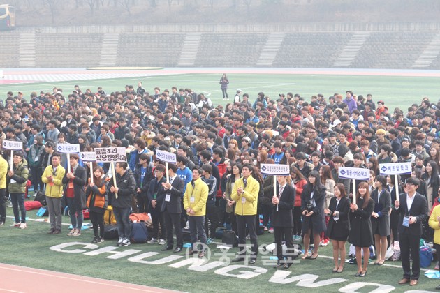 청운대학교(총장 이상렬)는 지난 26일 대운동장에서 2014학년도 입학식을 가졌다. 이날 대학생활의 첫 발을 내딛은 신입생은 32개 학과 1420명, 정원 외 81명을 포함해 총 1501명으로, 패션디자인섬유공학과 장근혁 학생 등 32명이 학과수석을 차지해 장학증서를 받았다.  서용덕 기자