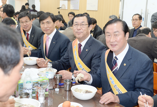 조류인플루엔자(AI) 발생에 따른 소비 위축으로 가금류 사육농가들이 어려움을 겪고 있는 가운데 충남도가 지난 4일 도청 구내식당에서 닭․오리고기 시식회를 열고 소비촉진을 당부했다. 사진=충남도 제공