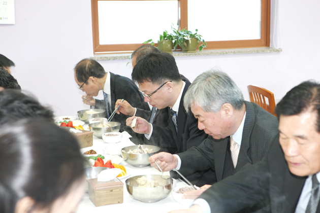 홍성세무서는 지난 3일 ‘제48회 납세자의 날’을 맞아 구내식당에서 모범납세자들과 함께 지역의 축산농가를 돕기 위한 삼계탕 시식행사를 가졌다.