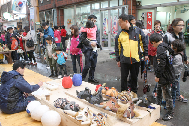 지난 8일 인천 송도역을 출발한 ITX-청춘열차 편으로 홍성을 찾은 ‘氣찬 홍성 해피투어’ 관광객들이 홍성전통시장을 둘러보고 있다. 관광객들은 전통시장에 이어 용봉산, 김좌진 장군 생가, 속동 전망대, 남당항 등을 찾아 즐거운 시간을 보냈다. 	`사진=홍성군 제공