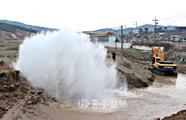 지난 24일 오후 3시 10분경 홍주문화회관 회전교차로 인근 소하천에서 하천 정비 사업을 펼치던 중장비가 상수도관을 파열시키는 바람에 주변지역이 한때 물난리를 겪는 등 소동이 일었다. 이 사고로 월산지역 등 500여 세대 주민들이 3시간여 동안 단수되는 불편을 겪었다.정재봉 기자