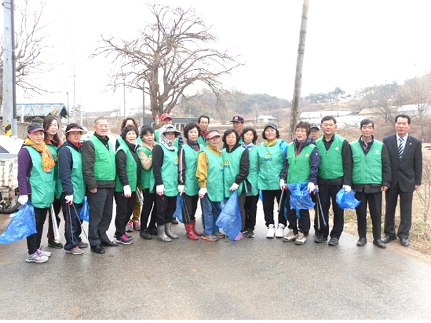 홍북면 남․여새마을협의회는 지난 20일 회원 50여명이 참석한 가운데 성삼문 선생 유허지의 역사적 가치를 기리기 위해 유허지 일원에서 새봄맞이 일제 대청소를 실시했다.
