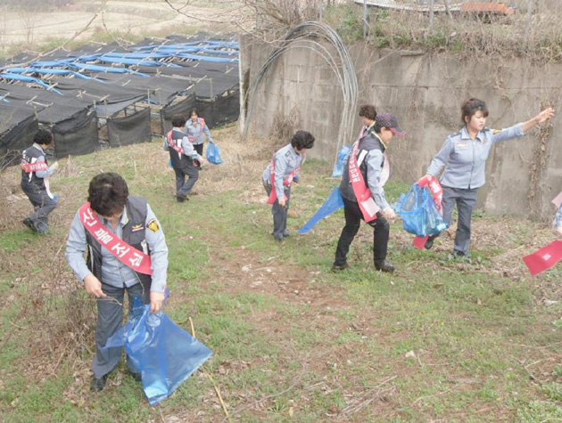 홍북면 남·여 의용소방대(대장 전종화·유정옥)는 지난달 31일 내포신도시 진입로 주변 및 홍북면소재지  도로변에서 생활주변에 버려진 생활쓰레기와 오물 등을 제거하는 봄맞이 환경정화 활동을 벌였다 .
