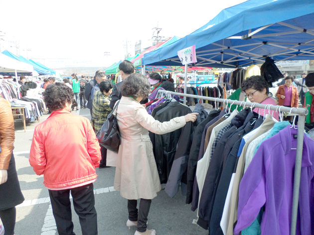 홍성군새마을회가 주관한 이웃사랑 나눔장터가 지난 1일 홍성천 복개주차장에서 열렸다. 군새마을회는 이날 11개 읍면별 판매부스를 설치하고 의류 및  잡화를 저가로 판매해 주민들의 호응을 얻었다. 사진=홍성군 제공