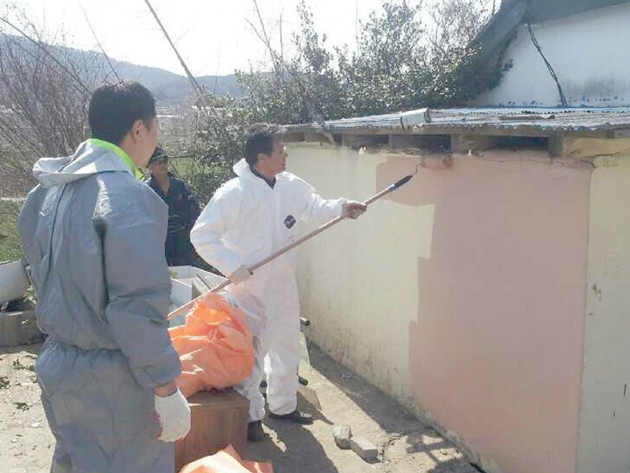 홍성로타리클럽 회원 20여명은 지난 5일 구항면에서 취약계층 가구를 방문해 싱크대 교체, 외벽페인트칠, 도배 및 장판교체, 주택 주변 쓰레기 청소 등 주거환경개선 작업에 구슬땀을 흘렸다.