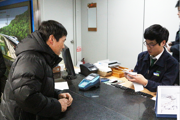 지난 14일 호남선과 전라, 장항선 설 연휴 승차권 예매가 인터넷과 역 창구에서 열렸다. 이날 홍성역에는 창구 예매시간인 오전 9시전부터 100여명의 주민들이 설 명절 승차권 예매를 위해 역을 찾아 장사진을 이뤘다. 이날 역에서 가장 먼저 명절 승차권을 받은 박만순(59·홍성읍·사진 왼쪽) 씨는 “자녀들이 내려올 표를 구하기 위해서 왔는데 제일 먼저 표를 받아서 기분이 좋고 올해는 좋은 일이 많이 생길 것 같다”고 말했다.