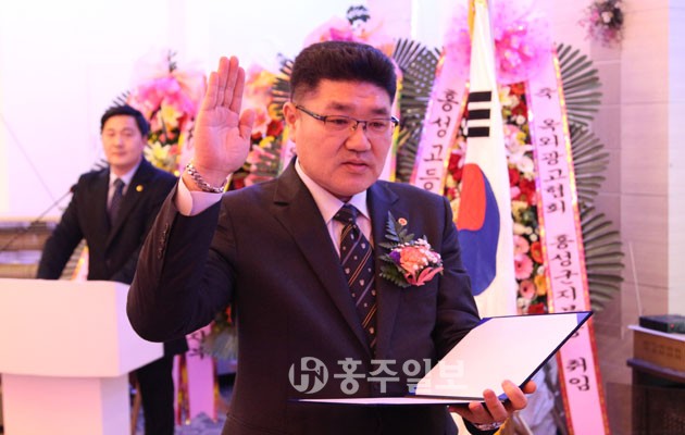 충남옥외광고협회 홍성군지부 황진환 취임회장이 취임선서를 하고 있다.