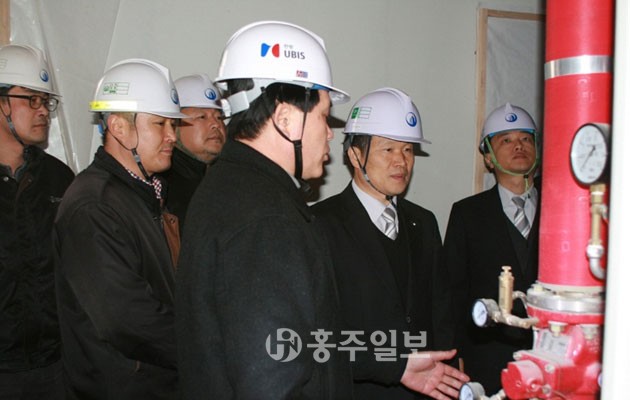 손정호 홍성소방서장은 화기취급이 급증하는 겨울철을 맞아 관계자의 안전의식 제고와 선제적 예방을 위해 지난 19일 내포신도시 아파트 공사현장을 방문해 안전여부 등을 점검했다.