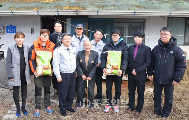 홍성경찰서(서장 홍명곤)와 청소년선도위원회(위원장 이순준)는 지난 15일 어렵게 살아가는 80대 이상 경우회(퇴직경찰모임) 회원 4명에게 각각 쌀 80㎏을 전달했다. 이번에 전달한 쌀은 청소년선도위원회 위원장 이·취임식 때 축하 꽃 대신 받은 쌀이다.