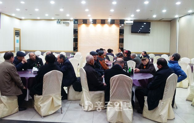 오페라웨딩홀뷔페(대표 정용·정윤)는 지난 24일 홍성읍 노인분회 회장단 30여명을 초대해 만찬을 대접해 주변의 훈훈한 미담이 되고 있다.