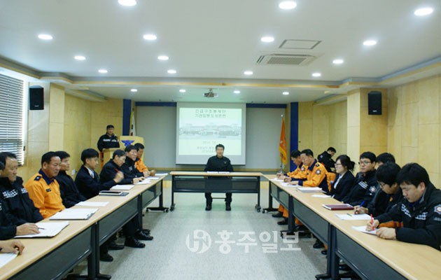 최근 대형화재가 잇달아 발생함에 따라 홍성소방서(서장 손정호)는 재난현장에 대한 대응과 수습역량 강화를 위해 지난 27일 소방서 대회의실에서 ‘긴급구조통제단’기능숙달 도상훈련을 실시했다.