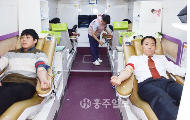 충남도교육청이 지난 26일, 직원 100여명이 참여한 가운데 사랑 나눔 실천으로‘헌혈’행사를 가졌다. 도교육청은 매년 나눔의 봉사활동 실천 행사의 일환으로 년 2회 헌혈의 날을 운영하고 있다.