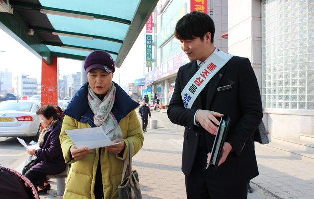 홍성소방서(서장 손정호)는 지난 4일 화재취약지역에 대해 유관기관과 합동으로 ‘화재예방 캠페인’을 실시했다. 화재취약지인 재래시장과 명동골목 등을 다니며 화재예방 홍보 전단지를 배부하며 주의를 당부했다.