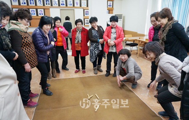 홍성읍새마을부녀회(회장 최희자)는 지난 24일 읍사무소에서 각 마을 부녀회장들과 함께 보름맞이 윷놀이를 했다. 이날 즐거운 윷놀이를 함께하며 주민화합을 다졌다.