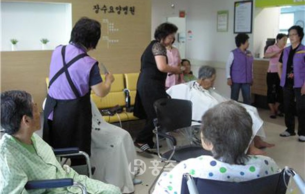 한국여성지도자연합회 홍성군지부(지부장 김해순)는 지난 5일 은하면 장수요양병원에서 입원 환자들을 대상으로 이미용 자원봉사와 함께 떡, 과일 등 음식을 전달하며 사랑의 손길을 전했다.