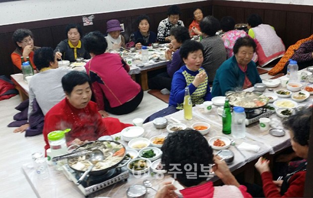 구항면 새마을부녀회에서는 지난 2일 독거노인 46여명을 모시고 목욕봉사와 함께 구항농협식당에서 점심을 대접했다. 부녀회에서는 중고생활용품 및 미역판매 등을 통한 수익으로 자원봉사 자금을 마련하고 있다.