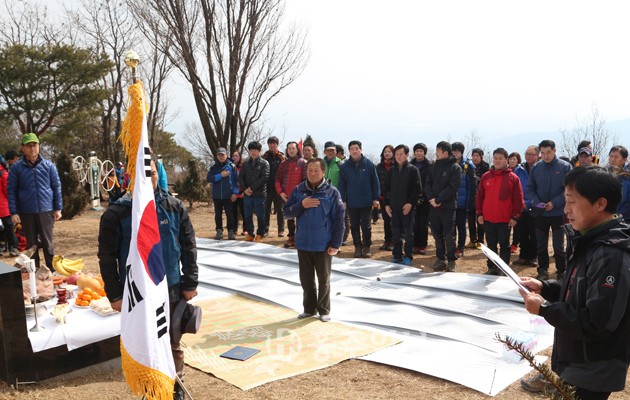 한국산악회충남서부지부(지회장 이포영)는 지난 1일 산악회 회원 및 가족 등 60여명이 참석한 가운데 백월산에서 무사산행과 회원들의 건강을 기원하는 시산제를 지냈다.