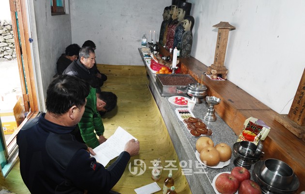 지난 3일 백월산 홍가신사당에서 홍성읍 월산2리(이장 장동면) 주민 20여명이 참석한 가운데 백월산홍가신제가 열렸다. 이는 마을의 안녕과 화합을 위한 산신제로 매년 정월대보름을 전으로 열리며 올해로 23년째 지내오고 있다.