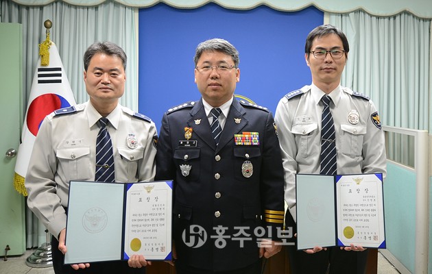 경찰서(서장 홍명곤)는 지난달 27일 소회의실에서 업무유공 경찰관 6명에 대한 표창을 수여했다. 이날 업무유공 표창을 받은 장현석 경위와 신영호 경사는 자살을 시도하던 A씨를 구조하는 등 소중한 생명을 구한 공로로 표창을 받았다.
