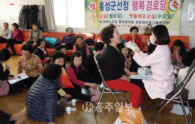 대한노인회홍성군지회(지회장 이범화)는 혜전대학교 치위생과와 연계해 홍성읍분회 행복경로당과 갈산 내갈행복경로당 회원을 대상으로 지난 1월부터 이달까지 매주 토요일 2시부터 5시까지 노인대상 구강보건 교육을 실시했다.
