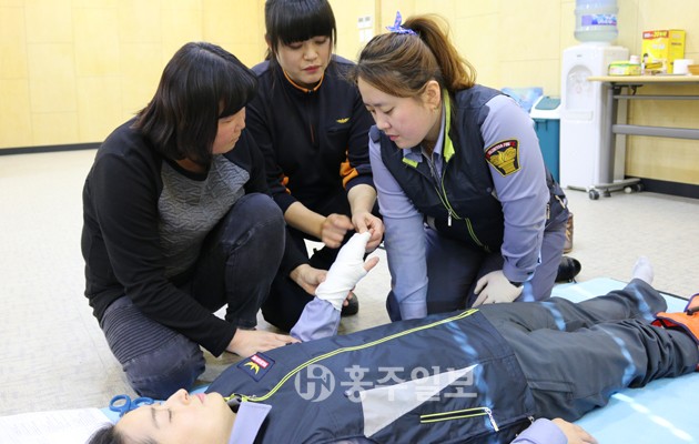 소방서(서장 손청호)는 오는 17일 홍주문화체육센터에서 열리는 충남의용소방대 심폐소생술 경연대회 참가를 위해 훈련에 임하고 있다. 이번 대회는 15개 시·군에서 16팀이 참가해 기량을 겨루게 된다.