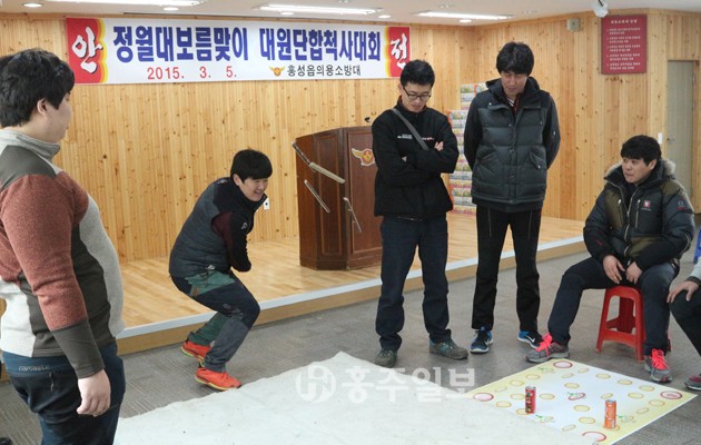 홍성읍의용소방대(대장 장영진)는 지난 5일 오관리 의용소방대 사무실에서 오배근 도의원, 김헌수 군의회부의장, 조승만 홍성읍장, 대원 등 100여명이 참석한 가운데 ‘정월대보름맞이 대원단합척사대회’를 가졌다.