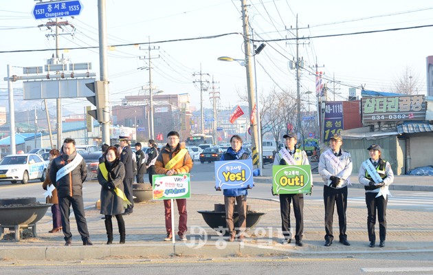홍성경찰서(서장 홍명곤)와 청소년선도위원회(이순준 위원장)는 지난 5일 덕산통 사거리에서 교육청과 합동으로 ‘2015학년도 새 학기 릴레이 캠페인’을 실시했으며 관계자 등 50여명이 참석했다.