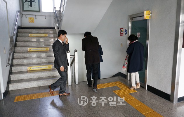 홍성교육지원청(교육장 조인복)은 지난 16일 제397차 민방위의 날을 맞아 본청 및 각급 학교에서 모든 교직원과 학생이 참여하는 대피체험과 안전교육을 실시했다.