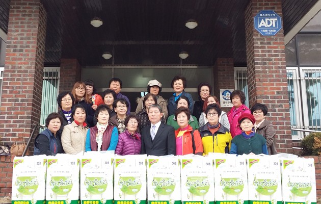 서부면새마을부녀회(회장 박경숙)는 지난 17일 면사무소 회의실에서 부녀회원 30여명이 참석한 가운데 1분기 부녀회의를 개최하고, 기초생활수급자 및 차상위계층 등 70가구에 화장지 세트를 전달했다.