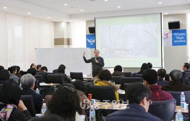 청운대학교(총장 이상렬)는 지난 12일과 13일 이틀간 홍성캠퍼스 대학본부 세미나실에서 충남학 강사 50여명을 대상으로 심화연수를 개최했다.