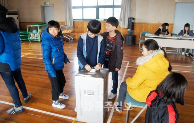 금당초등학교(교장 이재호)는 지난 13일 전교 학생임원선거를 실시했다. 입후보한 5명의 학생 가운데 서경민(6년) 학생과 성혜은(5년) 학생이 전교 회장과 부회장으로 당선됐다.