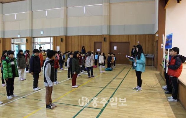 서부초등학교(교장 한구)는 지난 23일 우심관에서 전교생과 교직원들을 대상으로 학교폭력 힐링동아리 비전선포식 및 학교폭력 추방 결의대회를 가졌다.