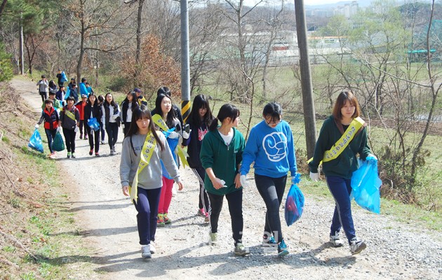 군 청소년수련관은 지난 4일 남산에서 방과 후 아카데미 학생 및 ‘함께 하자’ 동아리 회원, 지원협의회원, 청-어람 자원봉사자 등 70여 명이 참석한 가운데 환경정화활동을 실시했다.