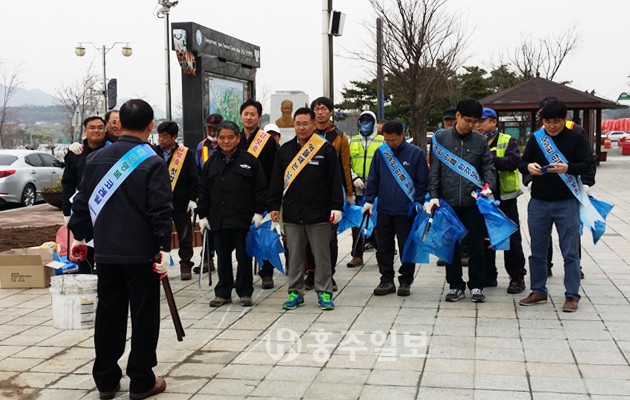 홍성읍(읍장 조승만)은 지난 6일 봄을 맞아 홍성을 찾는 관광객 및 읍민에게 아름답고 깨끗한 환경을 제공하기 위해 읍직원, 군 환경과 직원, 홍성역 직원 등 50여 명이 참여한 환경정화 활동 및 캠페인을 벌였다.