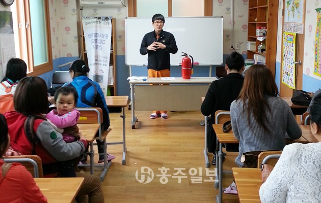 홍성소방서(서장 손정호) 옥암119안전센터는 지난 2일 홍성군다문화가족지원센터를 방문해 다문화 가족 20여 명을 대상으로 응급처치 교육 및 다국어 소방안전 매뉴얼 배부 등 안전의식 제고를 위한 소방안전교육을 실시했다.