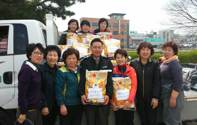 지난 8일 홍성읍 새마을부녀회(회장 최희자)는 어려운 이웃을 위해 사용해 달라며 쌀 800kg을 기탁했다. 홍성읍은 독거노인과 어려운 가정 등 총 40개 마을에 전달키로 했다.