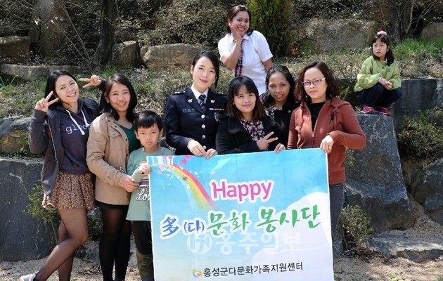 홍성경찰서(서장 홍명곤)는 지난 12일 사회복지법인 유일원(원장 김영조)에서 개최된 벚꽃잔치에 참여해 외국인하모니치안봉사단(단장 최소연) 등 단원 15명과 함께 댄스공연 등 어울림 봉사활동을 전개했다.