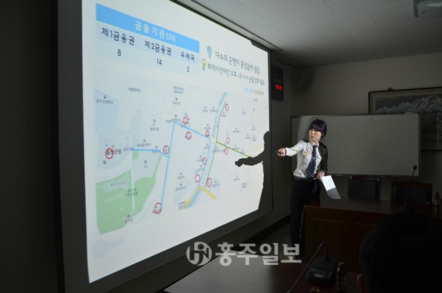 홍성경찰서(서장 홍명곤)는 지난 21일 경찰서 소회의실에서 경찰서장, 생활안전과장, 각 계장 및 지역경찰 9명 등 20명이 참석한 가운데 ‘우리 동네 바로알기’ 경진대회를 개최했다.