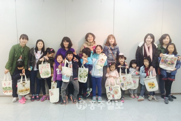 홍성도서관(관장 정선경)은 제51회 도서관주간을 맞아 지난 18일 ‘우리가족이 만든 도서관가방’ 특강을 개최했다. 특강에 참여한 가족들은 한 팀이 돼 도서관가방을 만들었다.