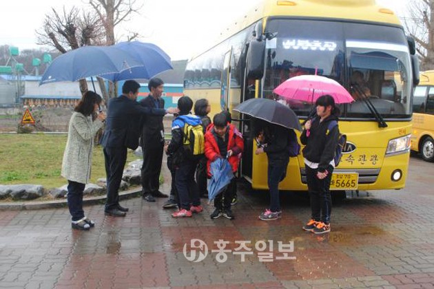 서부초등학교(교장 한구) 교장·교감 교사는 지난해부터 하루도 빠짐없이 버스에서 내리는 학생들 한명 한명에게 인사를 건네고 안부를 물으며 학생들의 기분이나 건강상태를 짐작하는 등 행복한 등굣길 만들기에 힘쓰고 있다.
