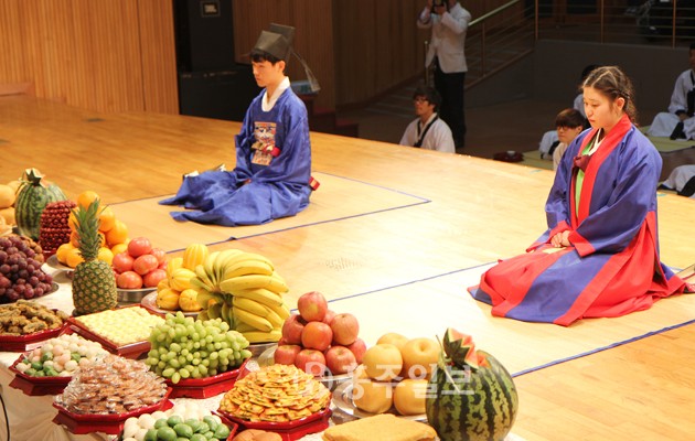 지난 18일 홍성문화원 주관으로 혜전대학교에서 열린 전통 성년식에서 이종민 군과 정소연 양이 복식을 갖추고 예식에 참여하고 있다.